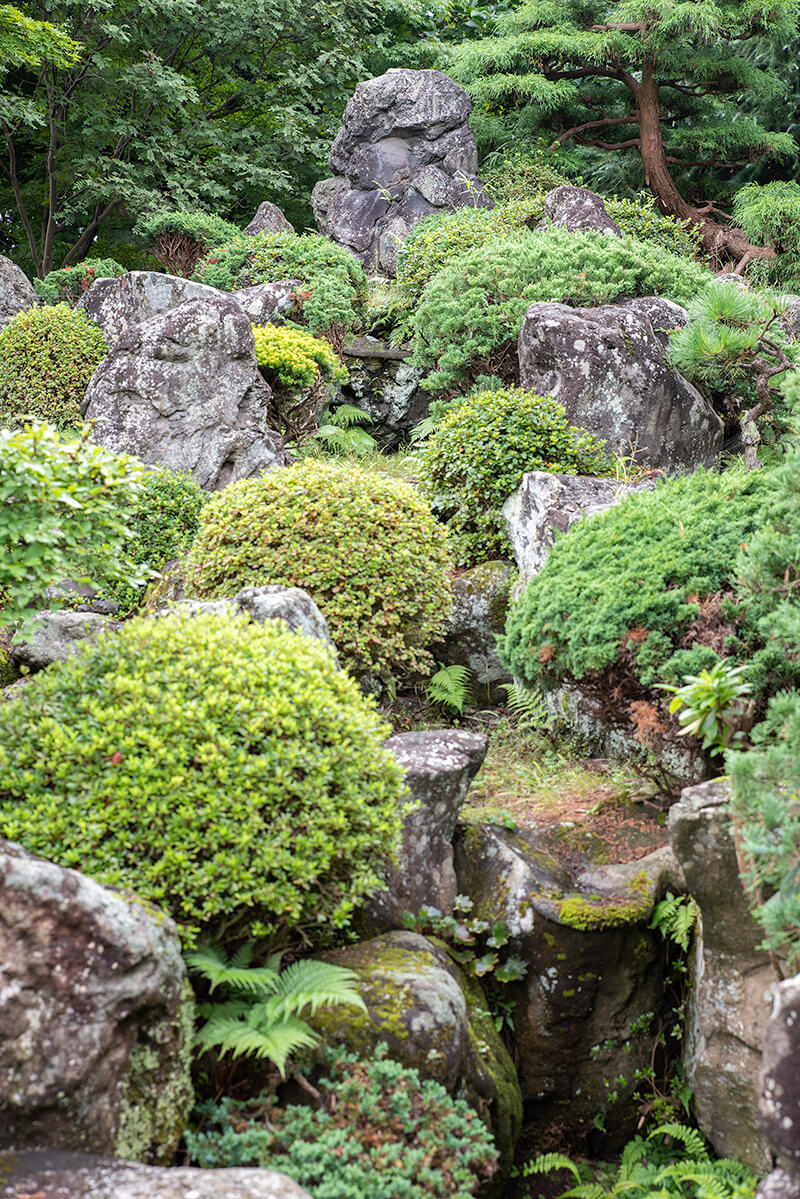 築山に造られた枯滝石組