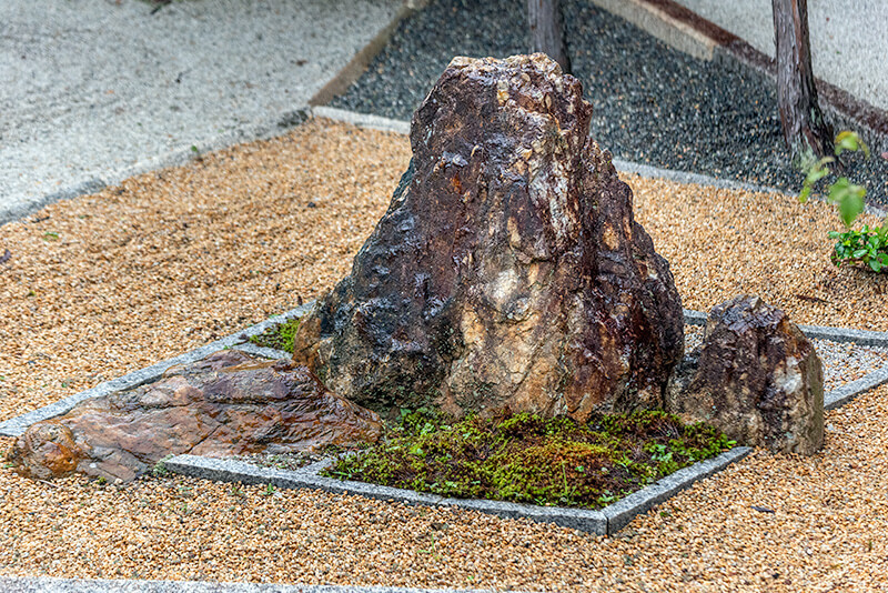 四つ目の家紋に、大胆にも三尊石を組んでいる