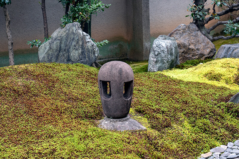 瓜実灯籠と烏帽子石