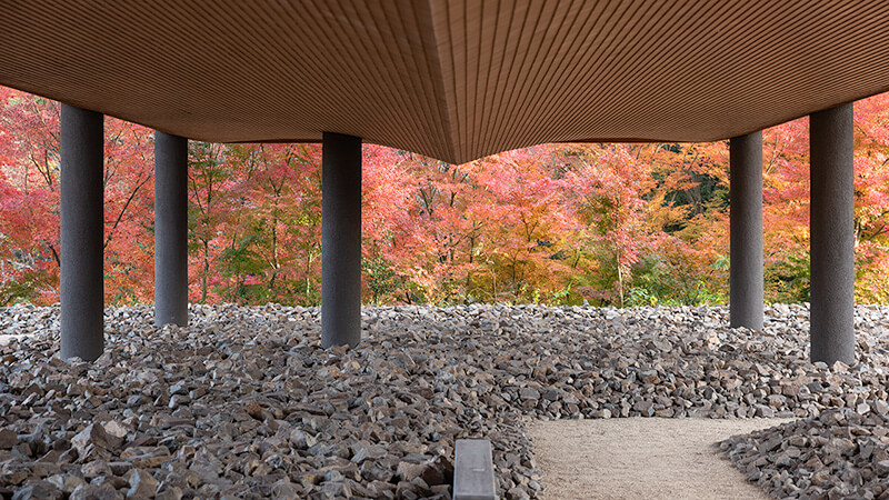 洸庭で切り取られた紅葉