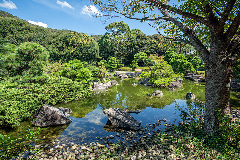 大きめの玉石による州浜