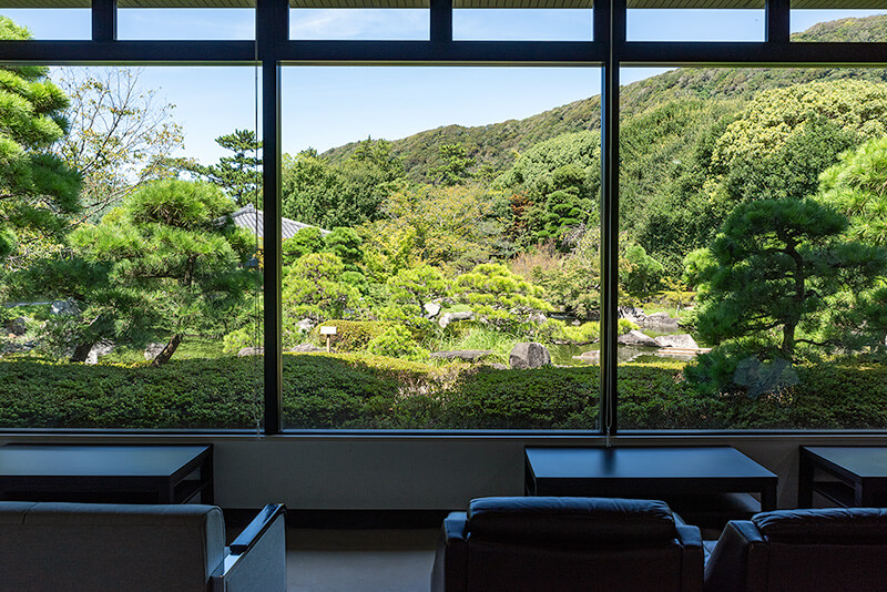 三ヶ岡山を借景とした庭園