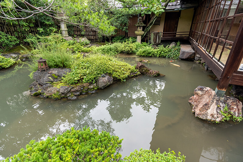 応接室は池泉の上に立てられている