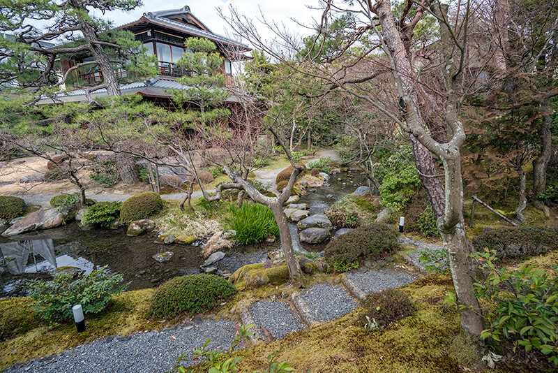 数寄屋造りの建物を眺める
