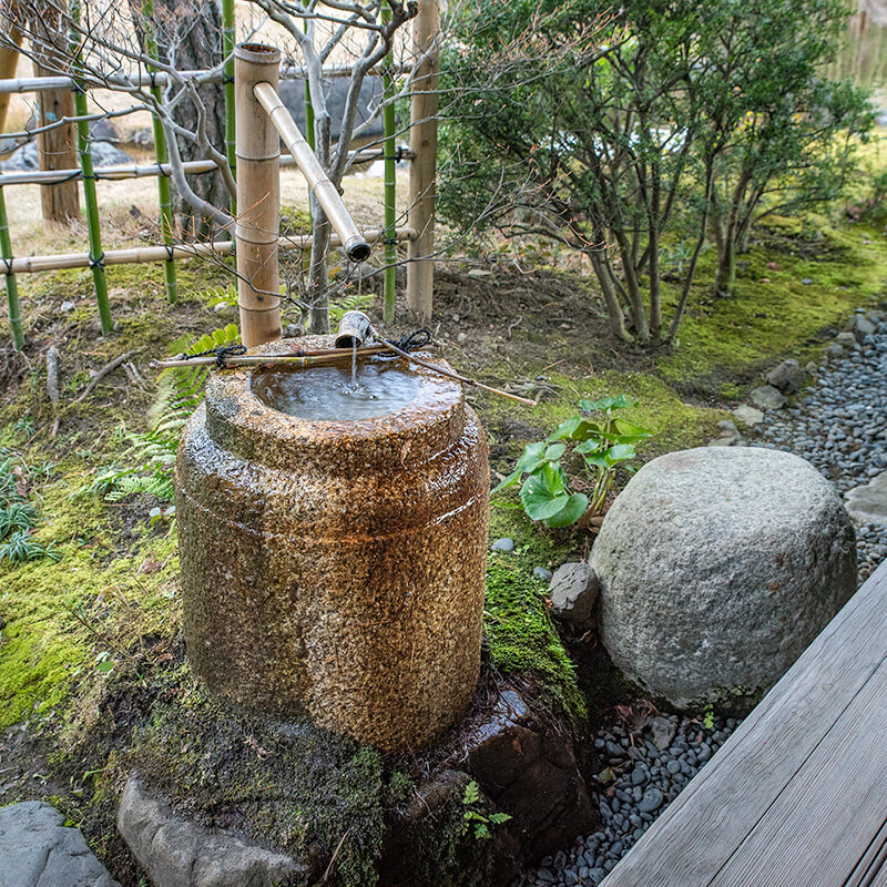 渡り廊下にある手水鉢