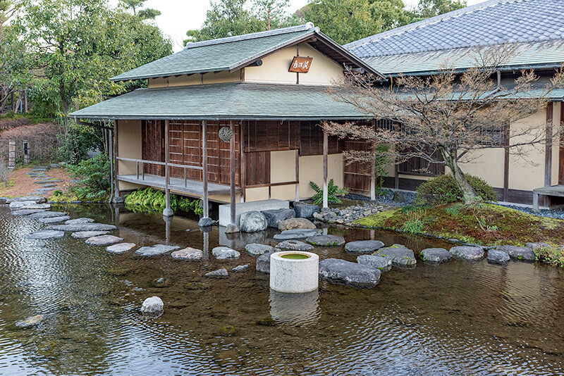 沢飛石と流れ手水鉢