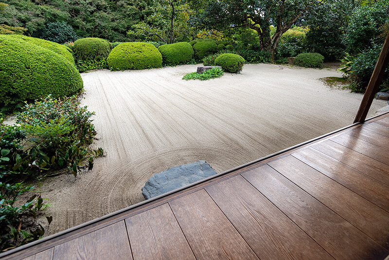 シンプルながら気品ある枯山水