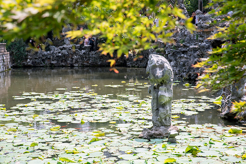 池中立石