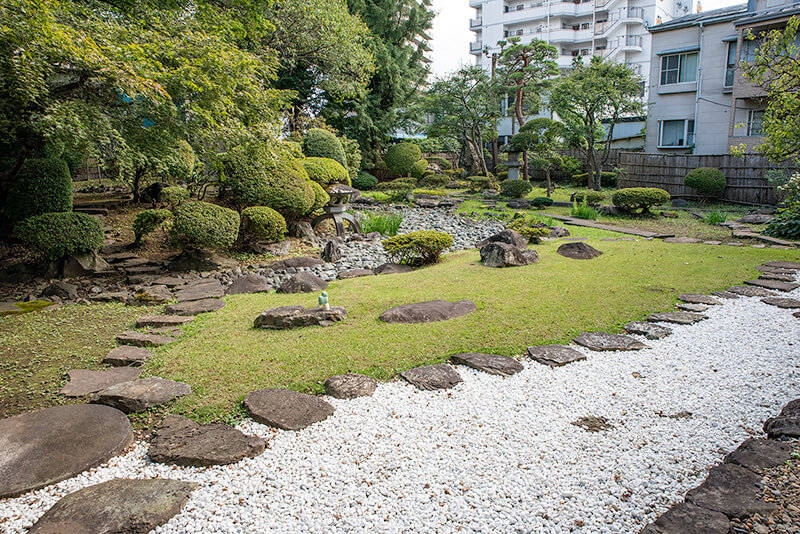 白砂敷き・芝生敷き・枯池の3つのエリア