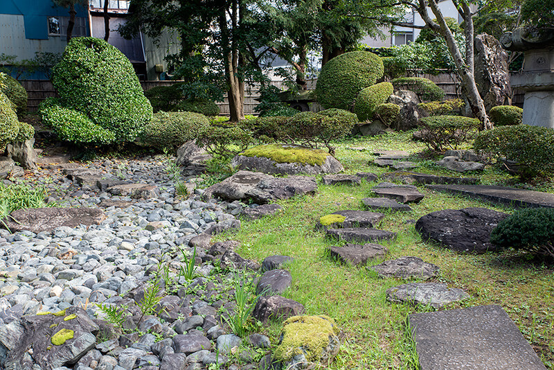 枯池には沢飛石を渡している
