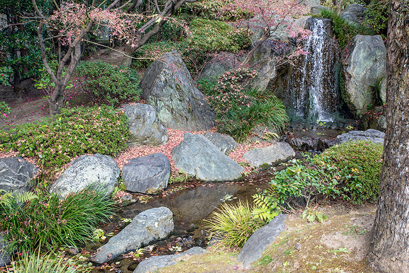火の河沿いの釈迦の滝