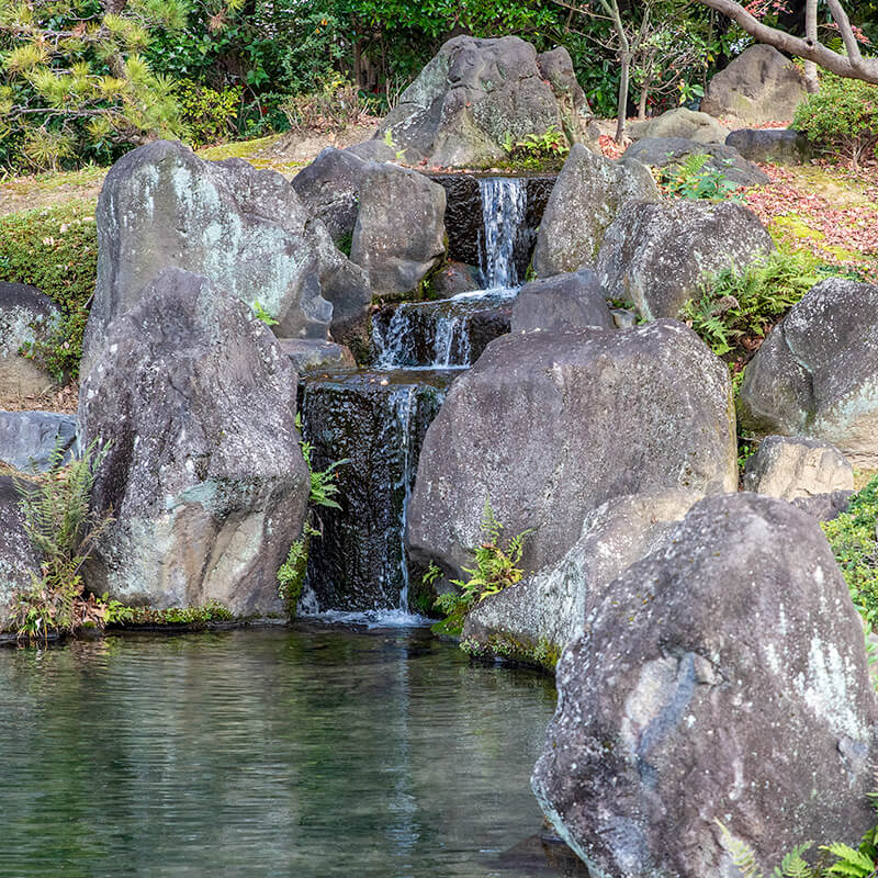 三段の滝石組