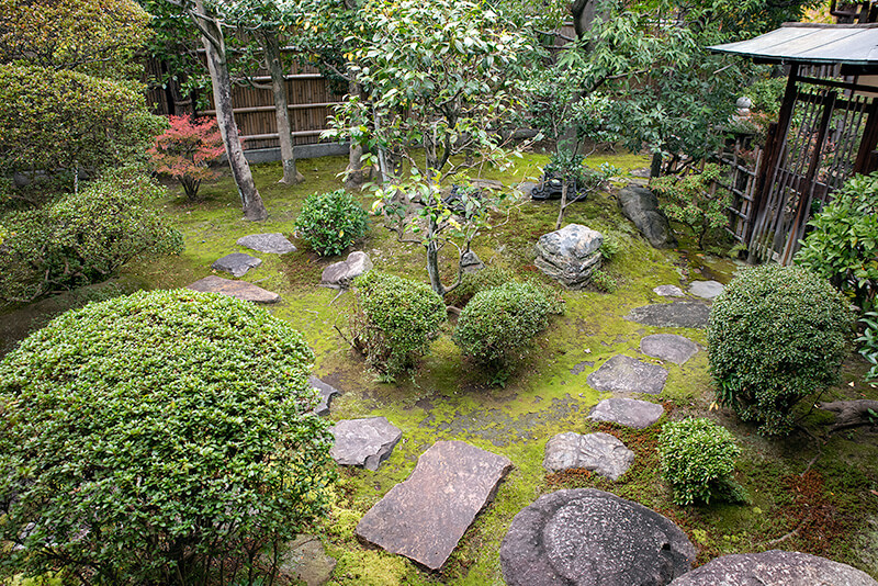 露地門から飛び石で茶室へと繋がる