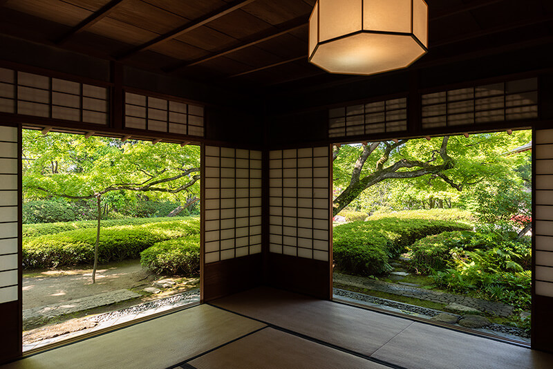 広間からの額縁庭園