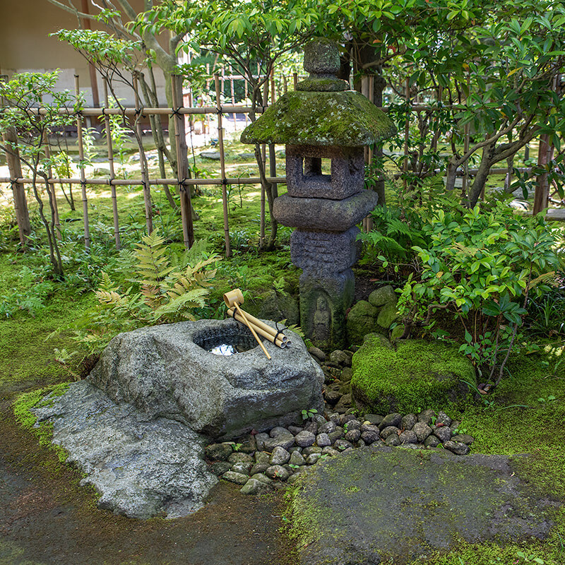 蹲踞（つくばい）と織部灯籠