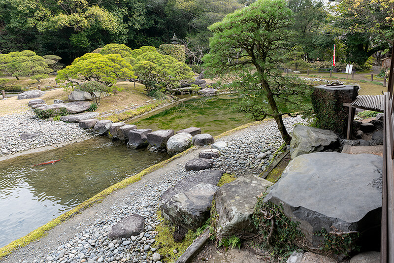 沓脱石から飛石、沢飛石と続き中島へ繋がる