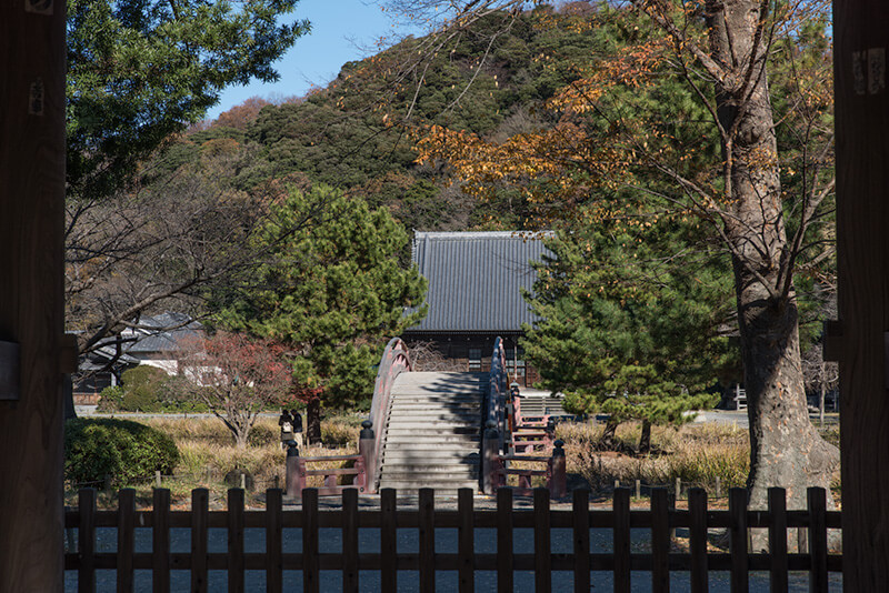 仁王門から称名寺を望む