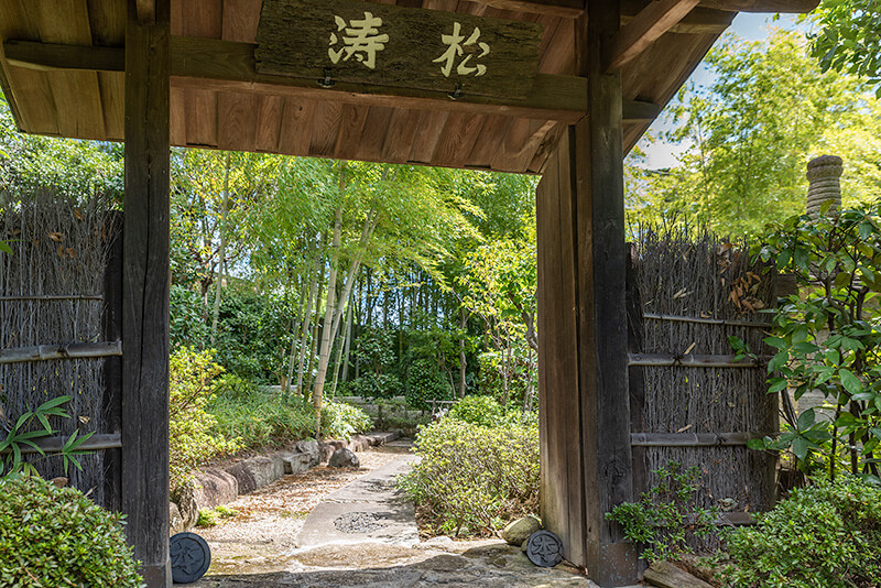 茶室「鈍庵」へ繋がる露地門