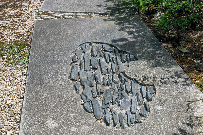 露地門から続く石敷の模様