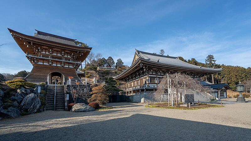 鐘堂と本堂
