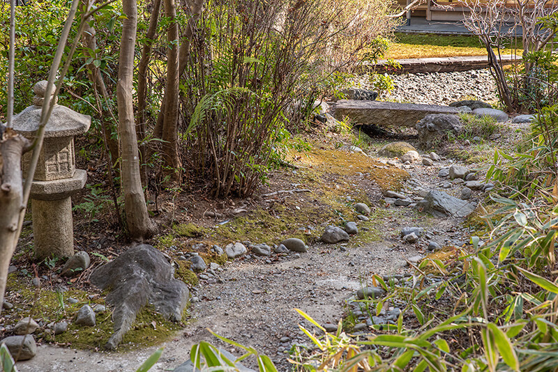 枯池と枯流れによる枯山水