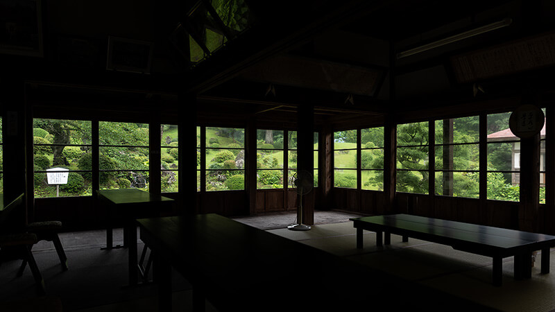 本堂から額縁庭園
