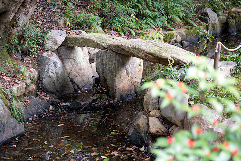 月輪殿庭園の石橋