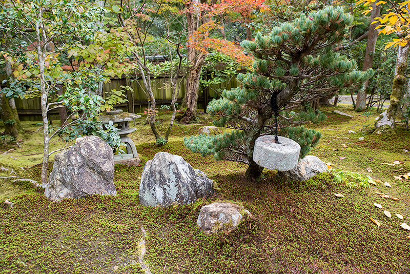 庭園入り口　石がつり下げられている