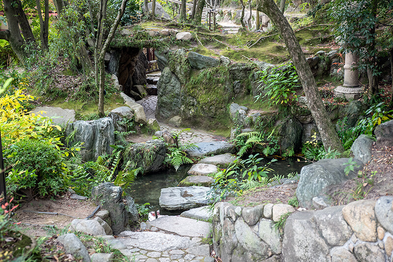 石で囲まれたトンネル