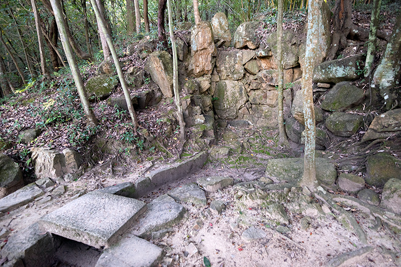 涸れ滝石組