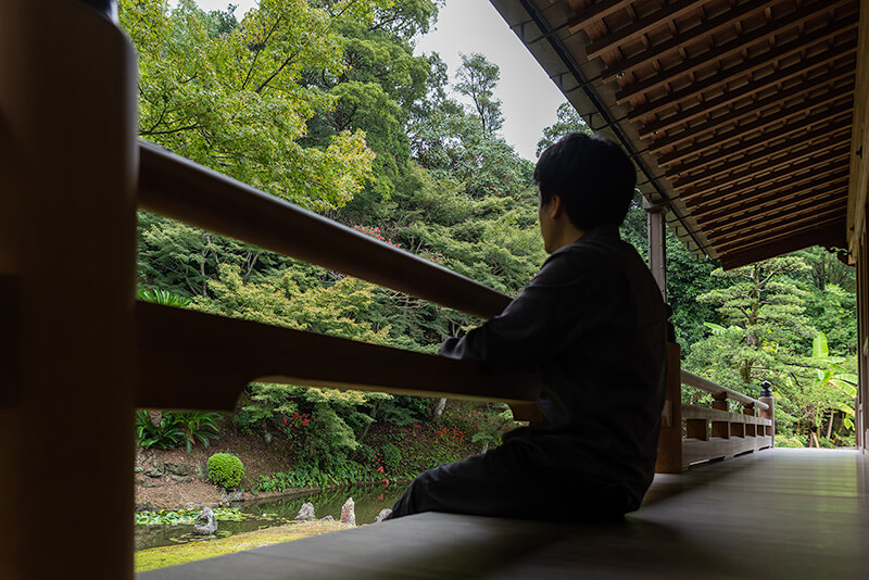 欄干に足をいれて座って観賞