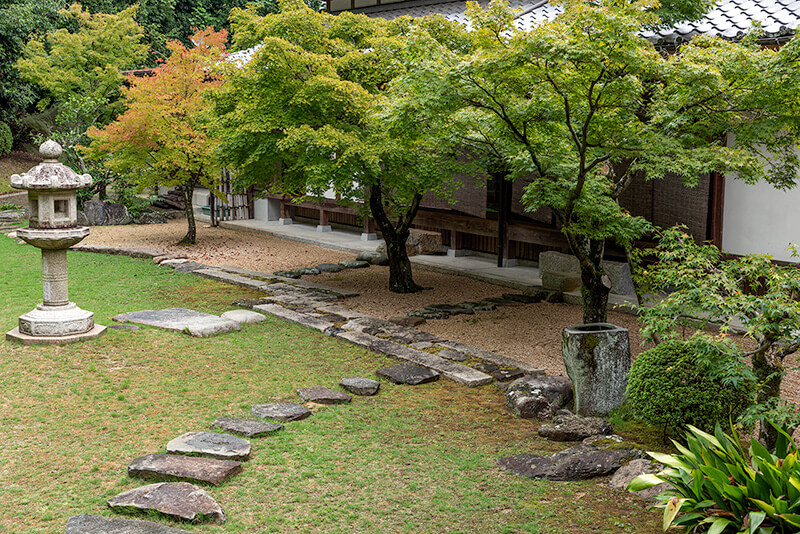 砂庭と芝庭の境に敷石が敷かれている