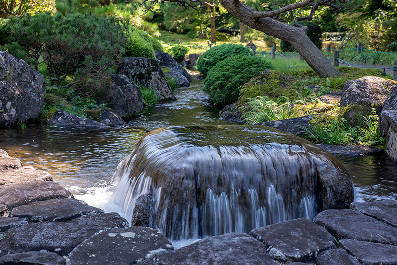 水が湧き出すような仕掛け