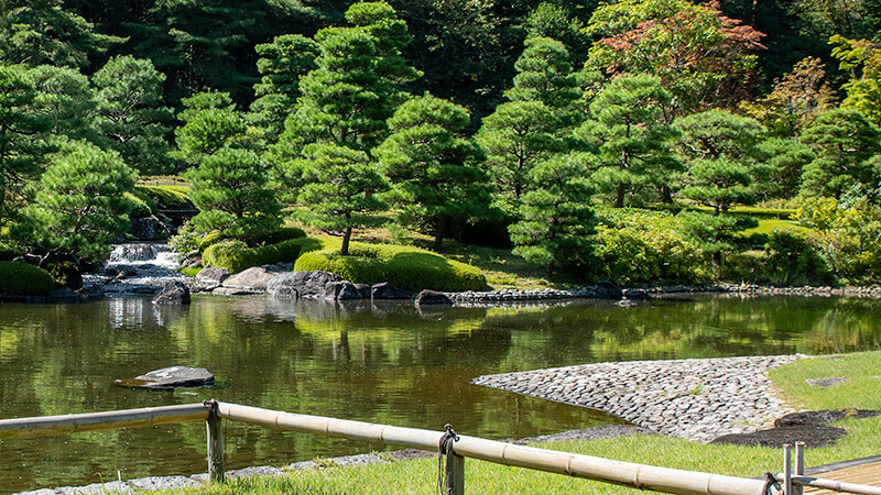 洲浜越しに滝が眺められる