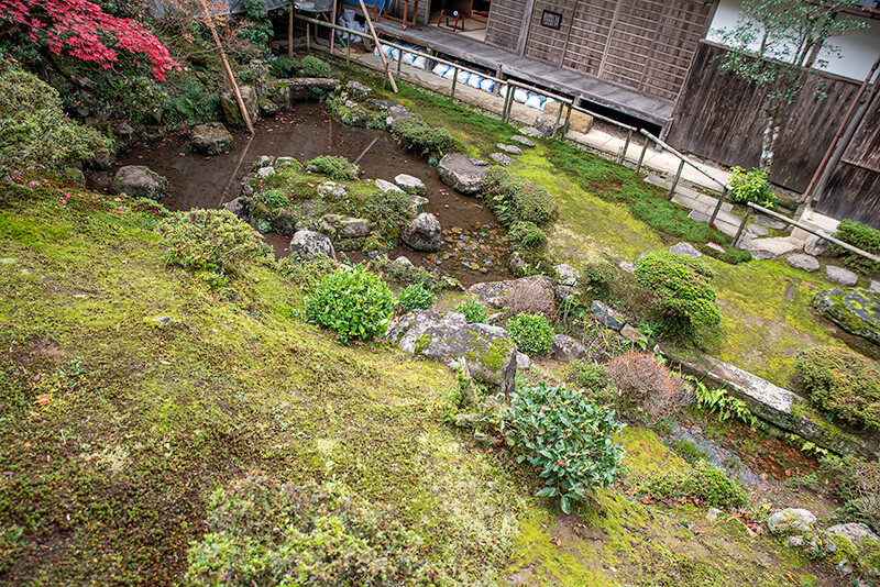 鶴に見立てた池泉