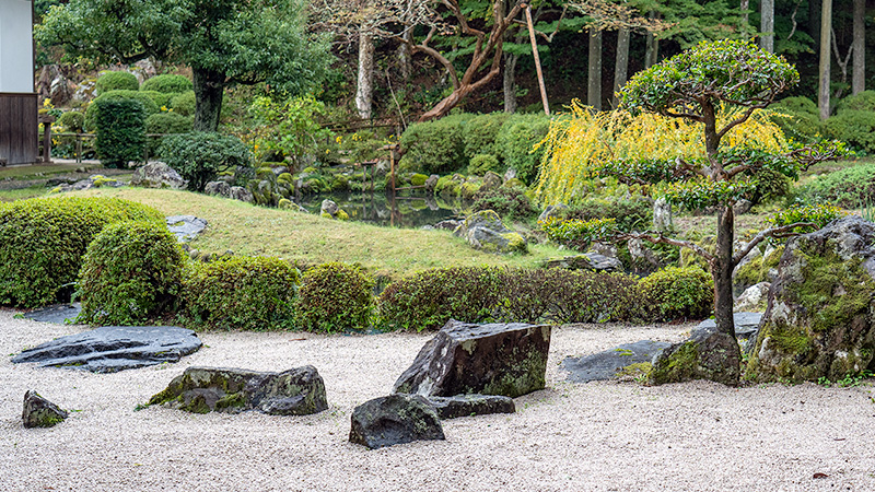 切石橋に導かれるように石を配置