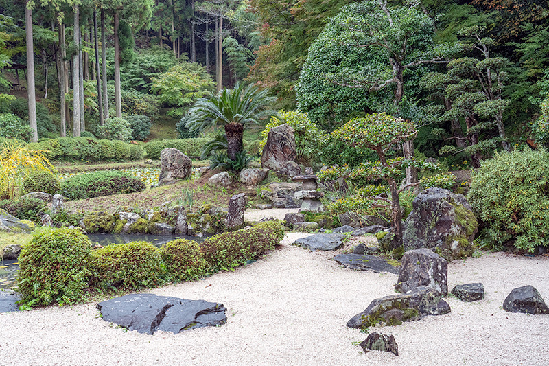 切石橋に導かれるように石を配置