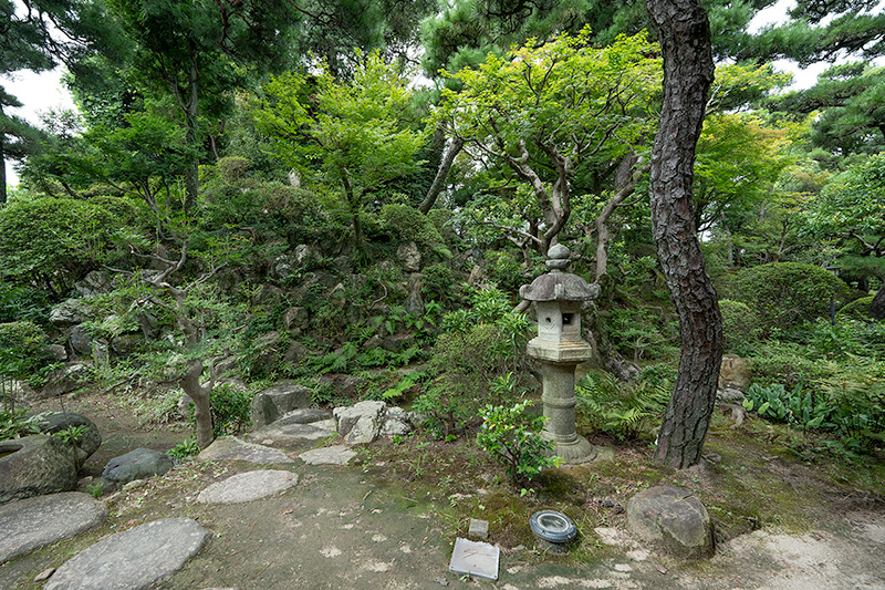 築山は集団石組
