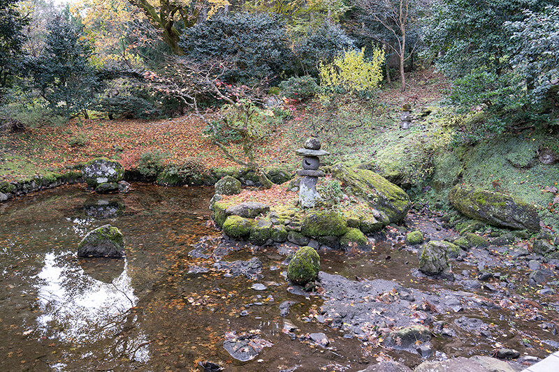 池泉庭園は鶴亀庭園