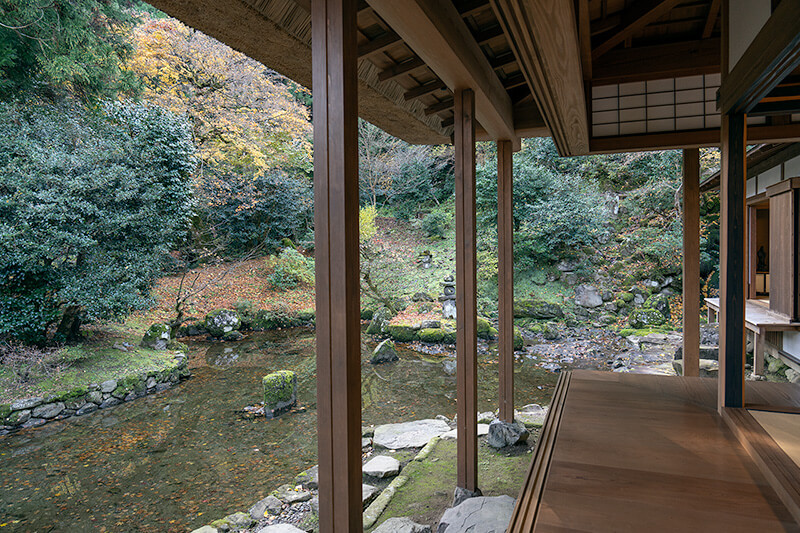 建物は石の上に立てられている