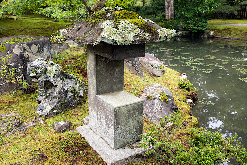 下離宮の袖形灯籠・鰐口灯籠