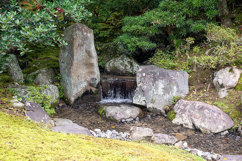 下離宮　滝石組