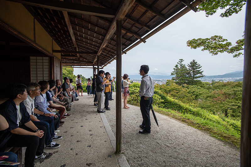 遠くに見える町並みは北山方面