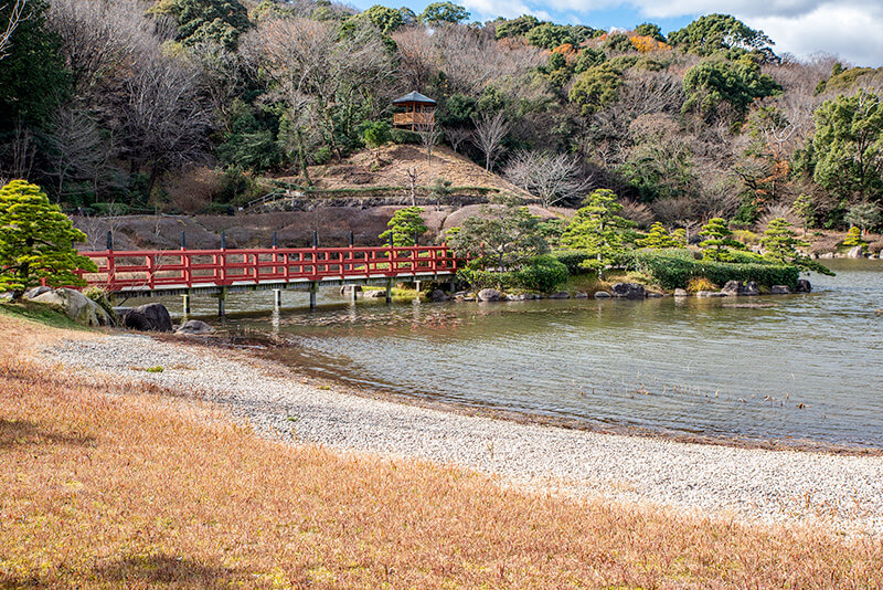 中島には朱塗りの平橋が架けらている