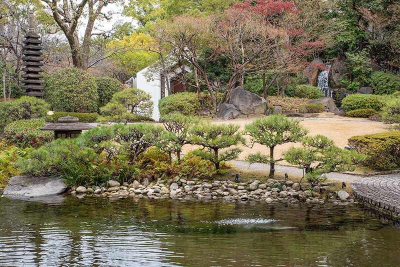 十三重の石塔がある庭園