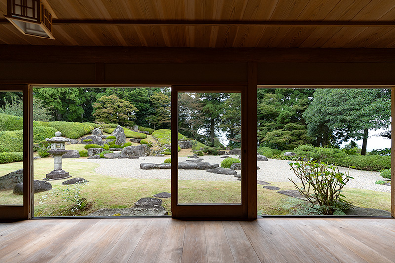 書院からの額縁庭園
