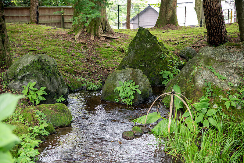 山型の石