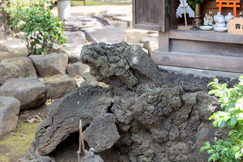 寿徳明神の土台は富士山の溶岩