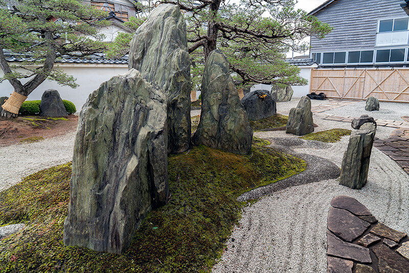 丹後松島を模して作られた枯山水
