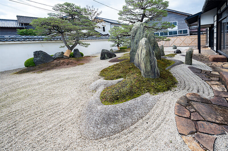 白川砂を固めて隆起